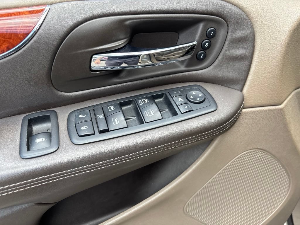 Used 2014 Chrysler Town & Country Limited FWD image 10