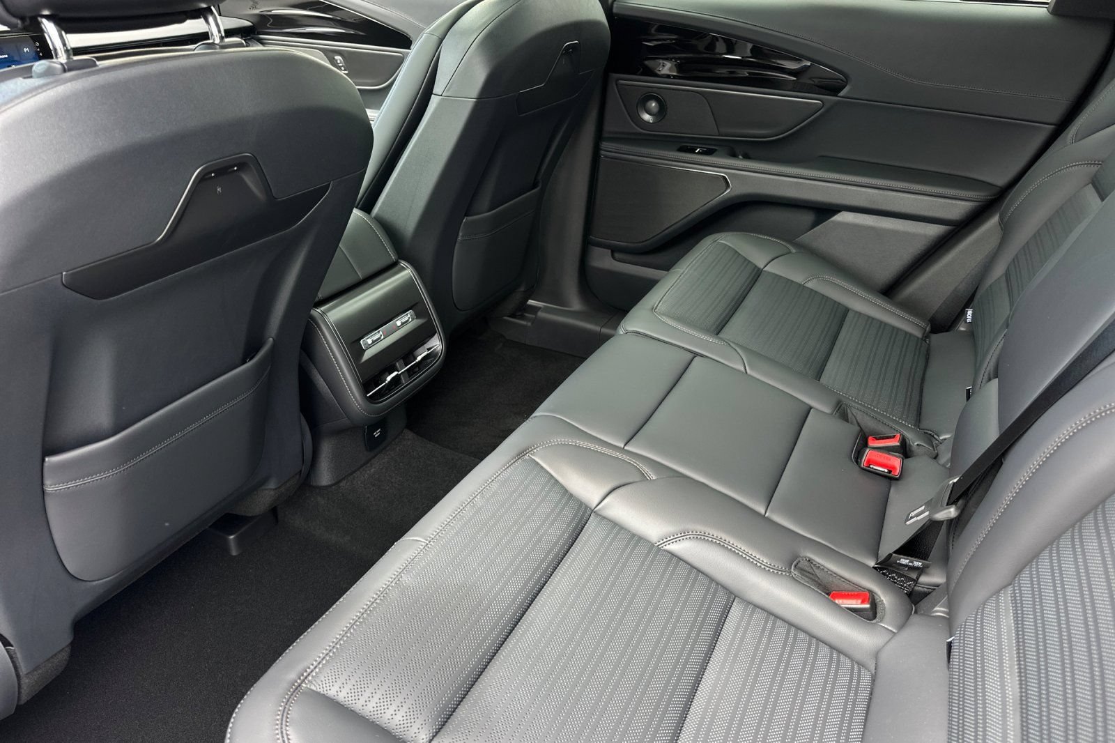 New 2026 Lincoln Nautilus Reserve w/ Jet Appearance Package AWD/4WD image 11