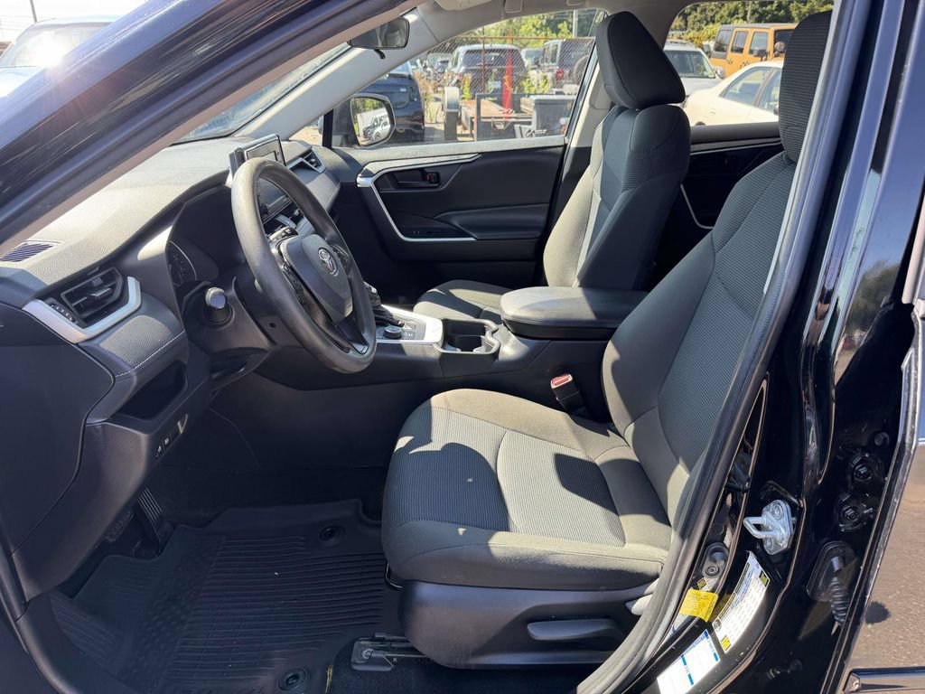 Used 2021 Toyota RAV4 LE AWD/4WD image 15