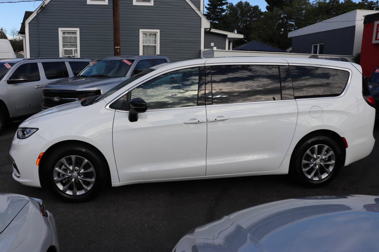 Used 2026 Chrysler Pacifica Limited FWD image 2