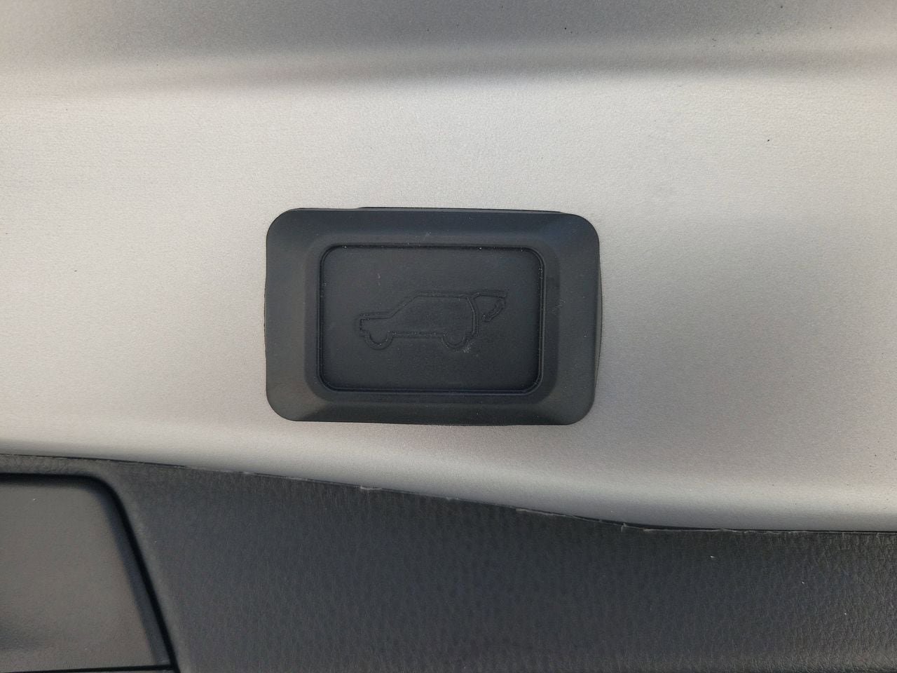 Used 2021 Toyota RAV4 XLE w/ Convenience Package FWD image 9
