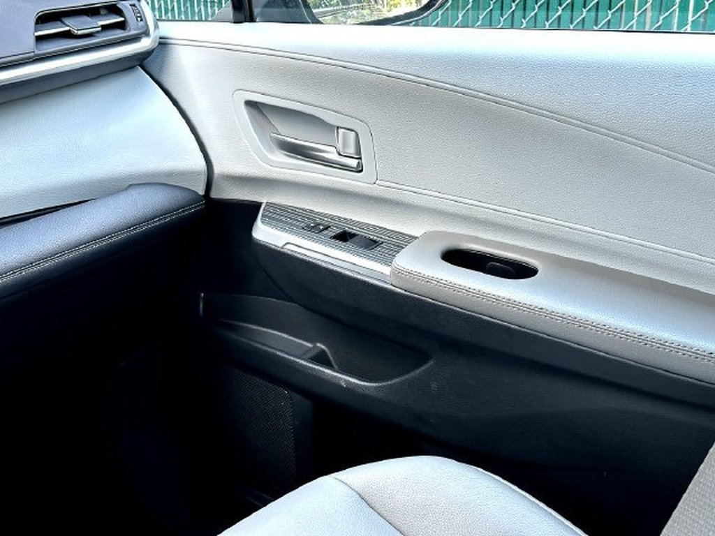 Used 2025 Toyota Sienna XLE FWD image 28