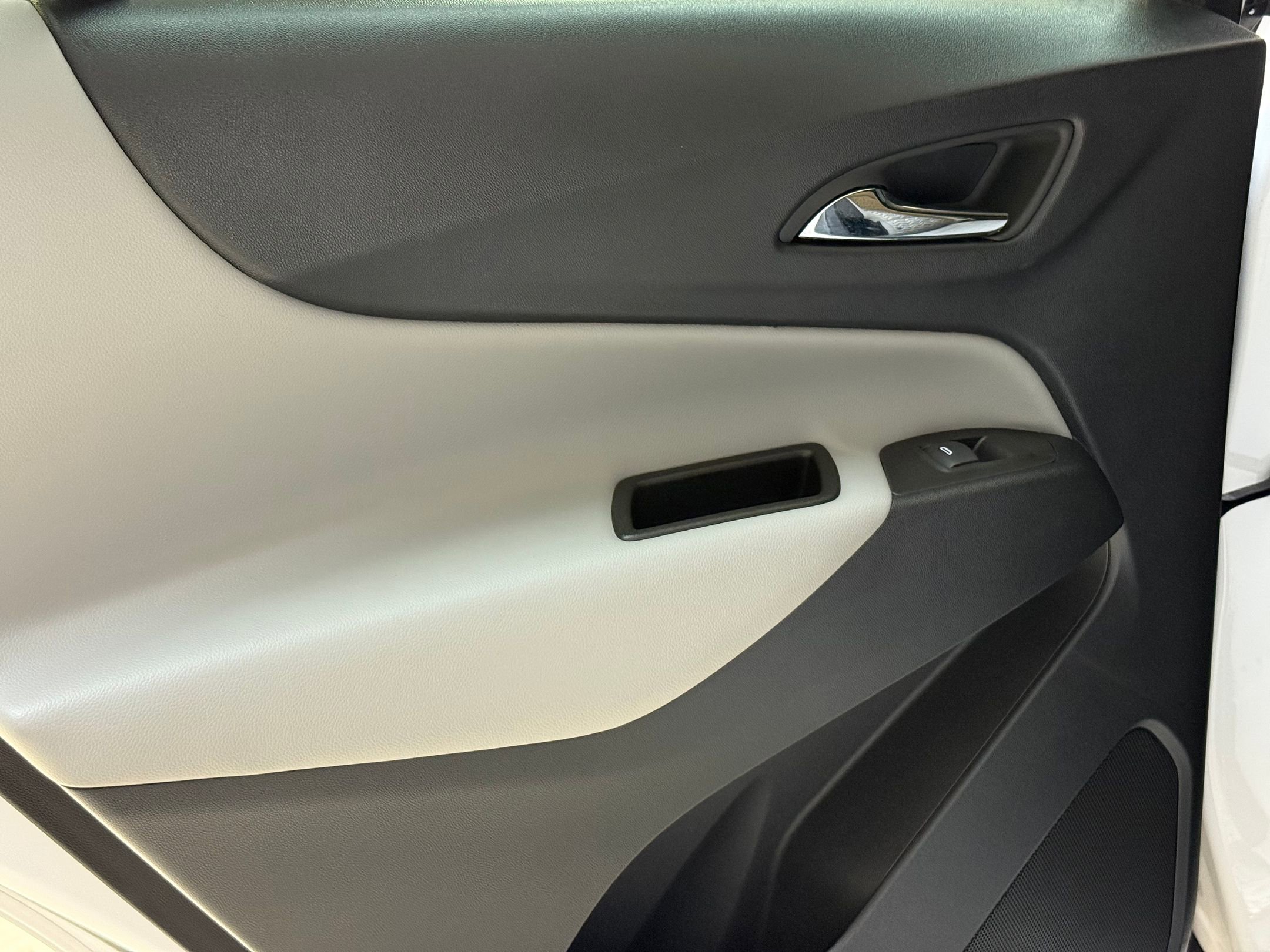 Used 2023 Chevrolet Equinox LS image 30