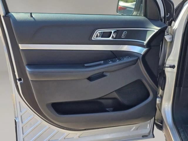 Used 2017 Ford Explorer XLT w/ Equipment Group 202A AWD/4WD image 10