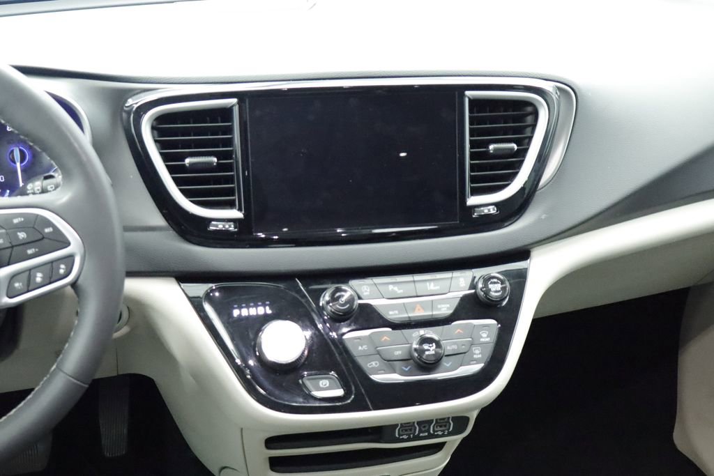 Certified 2023 Chrysler Pacifica Touring-L FWD image 27