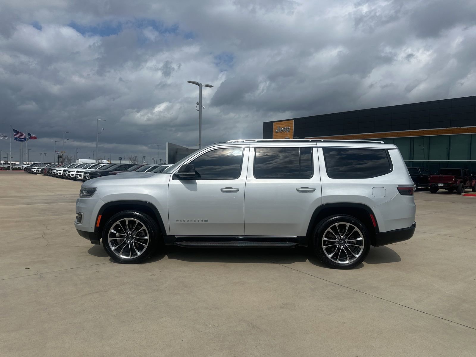 Used 2023 Jeep Wagoneer Series II w/ Premium Group I image 2