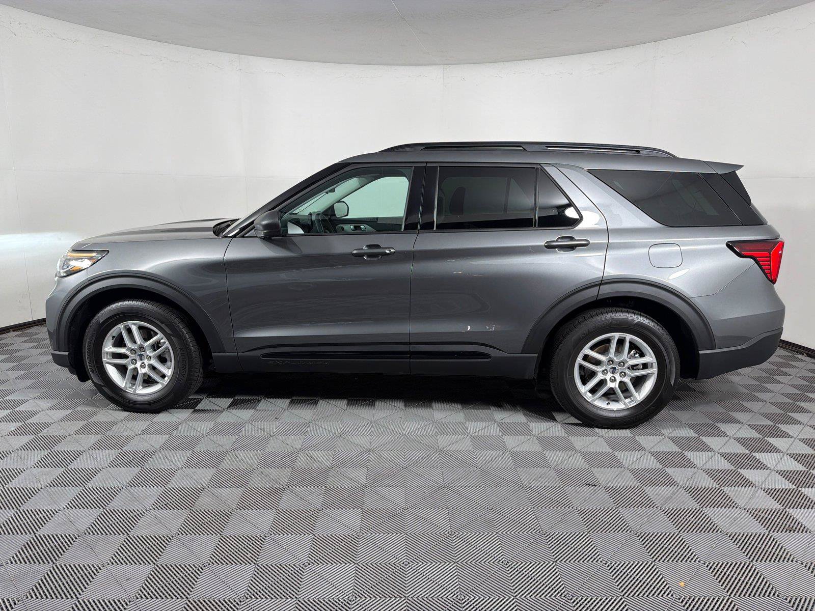 Used 2026 Ford Explorer Active RWD image 4