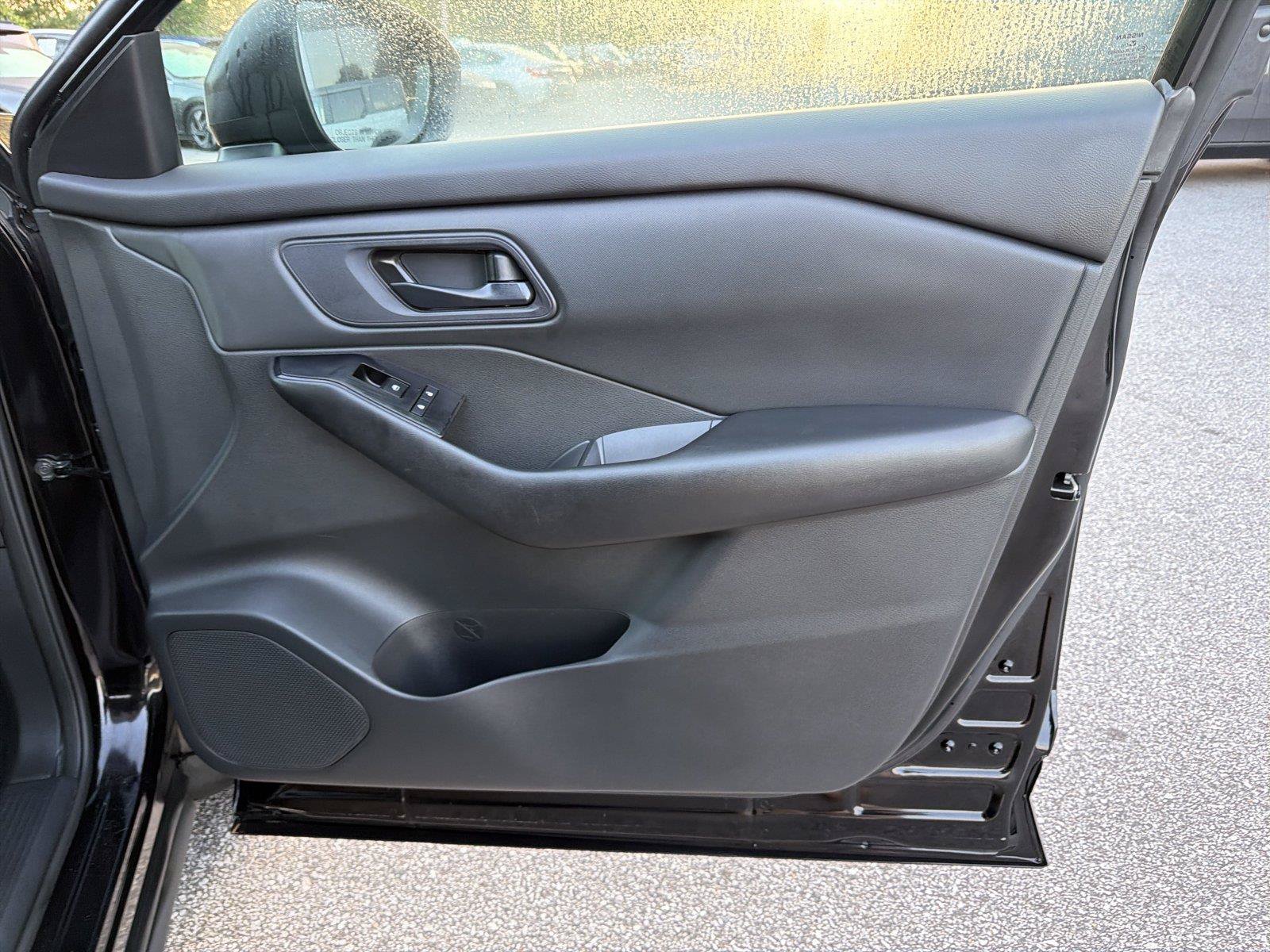 Used 2024 Nissan Rogue S AWD/4WD image 13