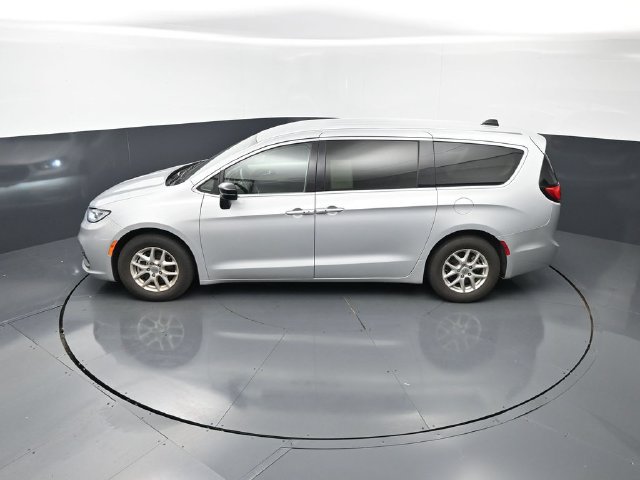Used 2024 Chrysler Pacifica Touring-L FWD image 28