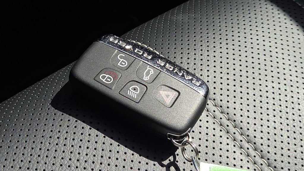 Used 2020 Land Rover Range Rover Velar S image 36