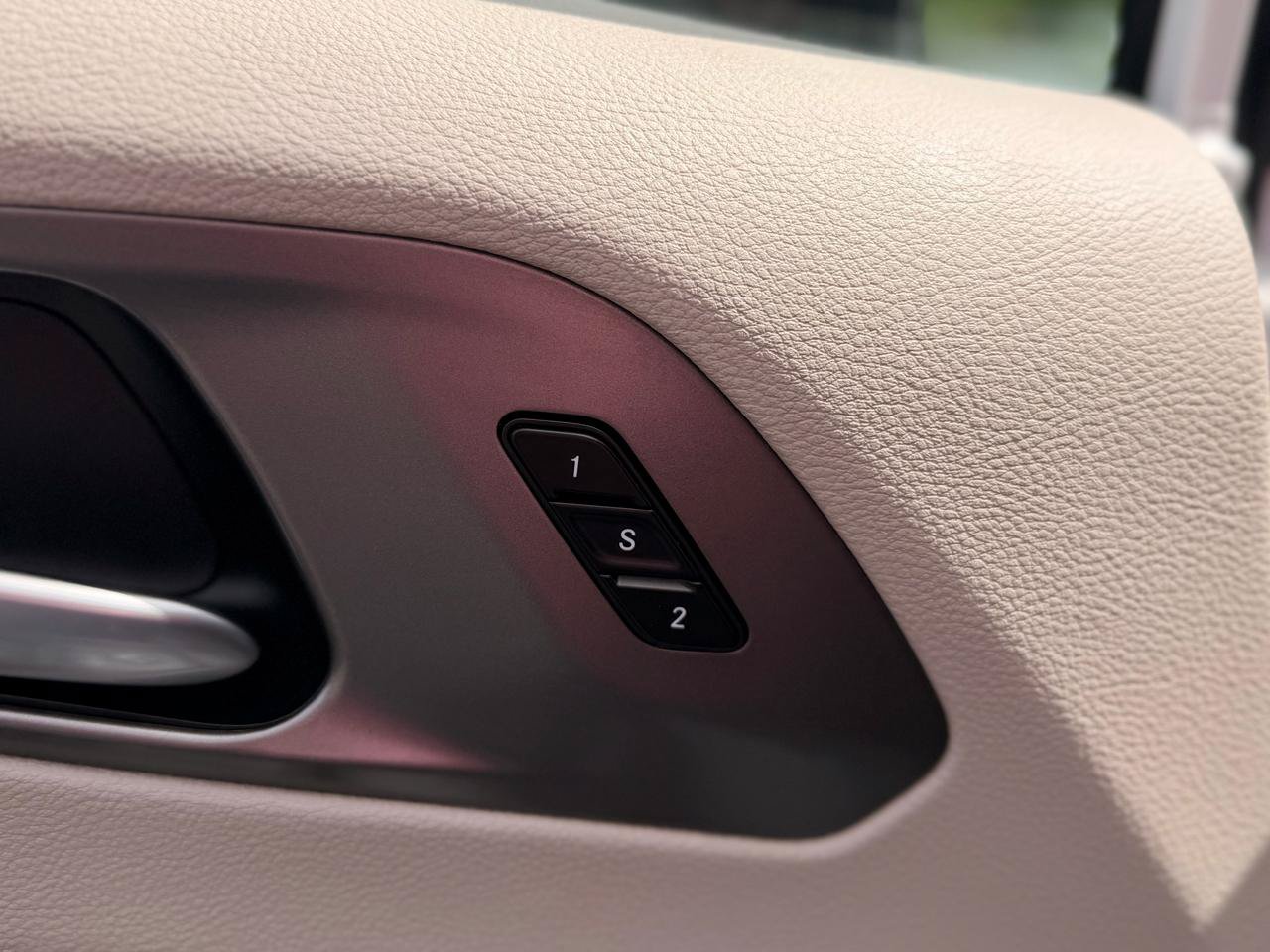 Used 2024 Chrysler Pacifica Touring-L FWD image 9