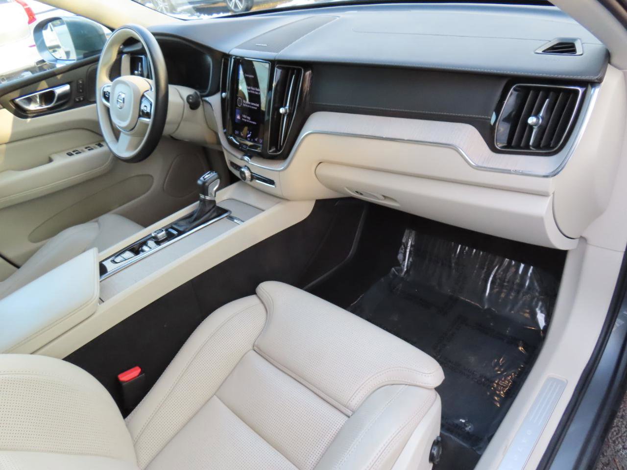 Used 2021 Volvo XC60 T5 Inscription w/ Climate Package image 18