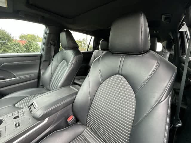 Used 2023 Toyota Highlander XSE FWD image 16