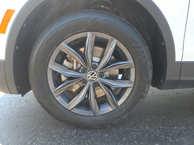 Used 2023 Volkswagen Tiguan SE FWD image 24