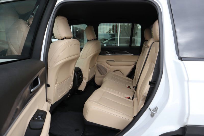 Used 2023 Jeep Grand Cherokee Limited image 15