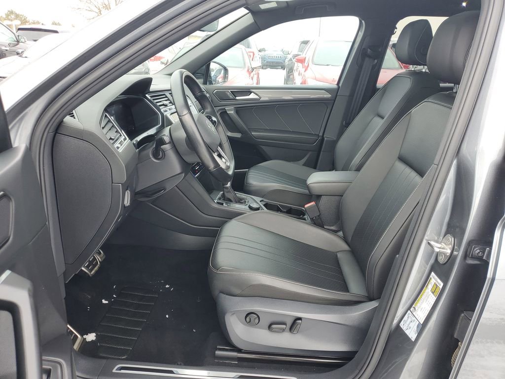 Used 2022 Volkswagen Tiguan SE R-Line image 12
