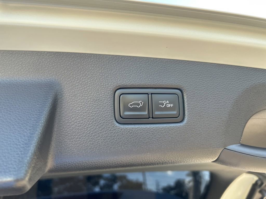 Used 2023 Kia Carnival EX image 31