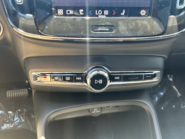 Certified 2025 Volvo XC40 B5 Core AWD/4WD image 27