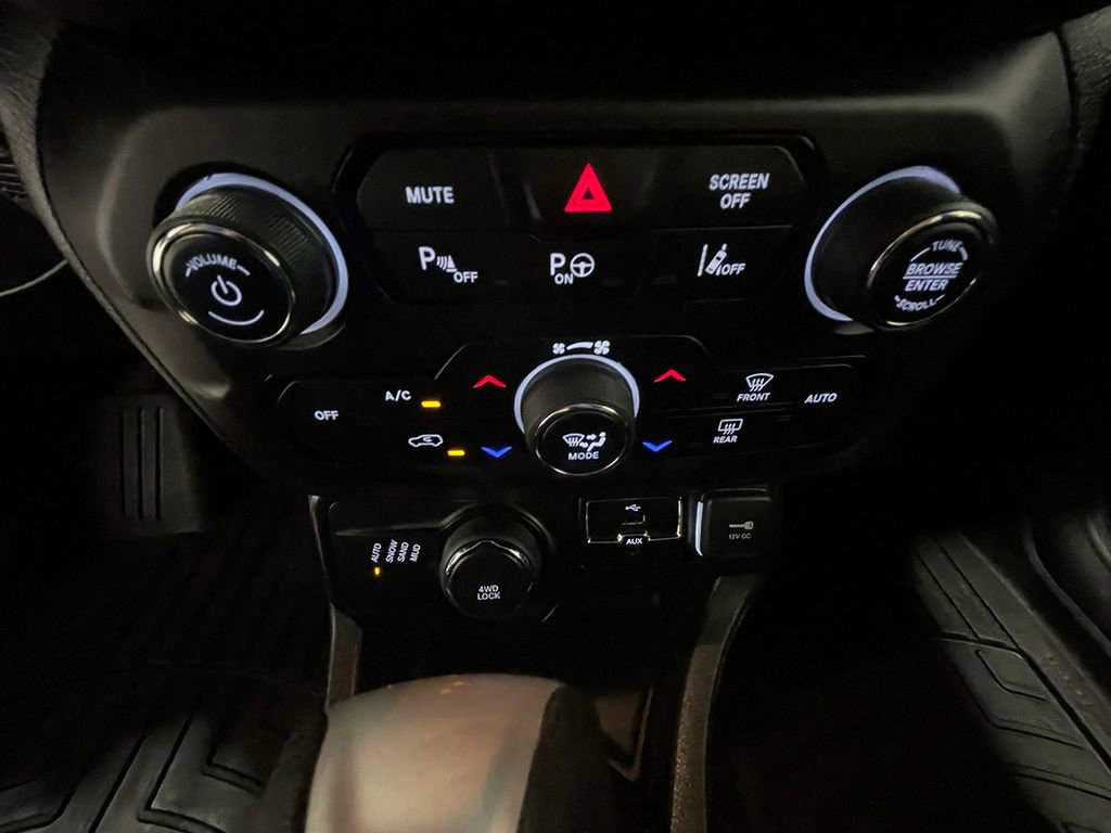 Used 2021 Jeep Renegade Latitude w/ Luxury Group I AWD/4WD image 35