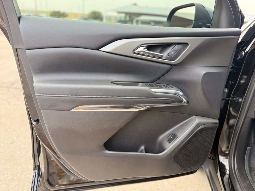 Used 2025 Chevrolet Traverse LT w/ Sun and Wheel Package FWD image 7