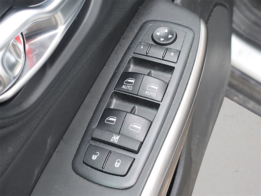 Used 2019 Jeep Cherokee Limited image 34