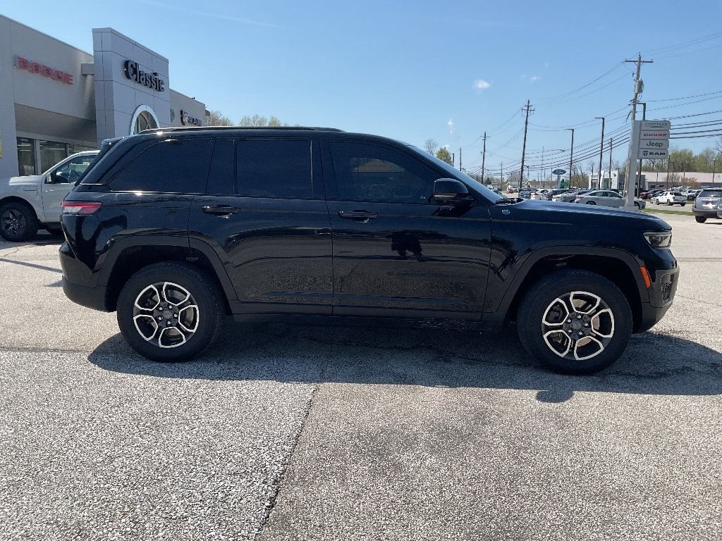 Used 2022 Jeep Grand Cherokee Trailhawk w/ Advanced Protech Group II AWD/4WD image 4