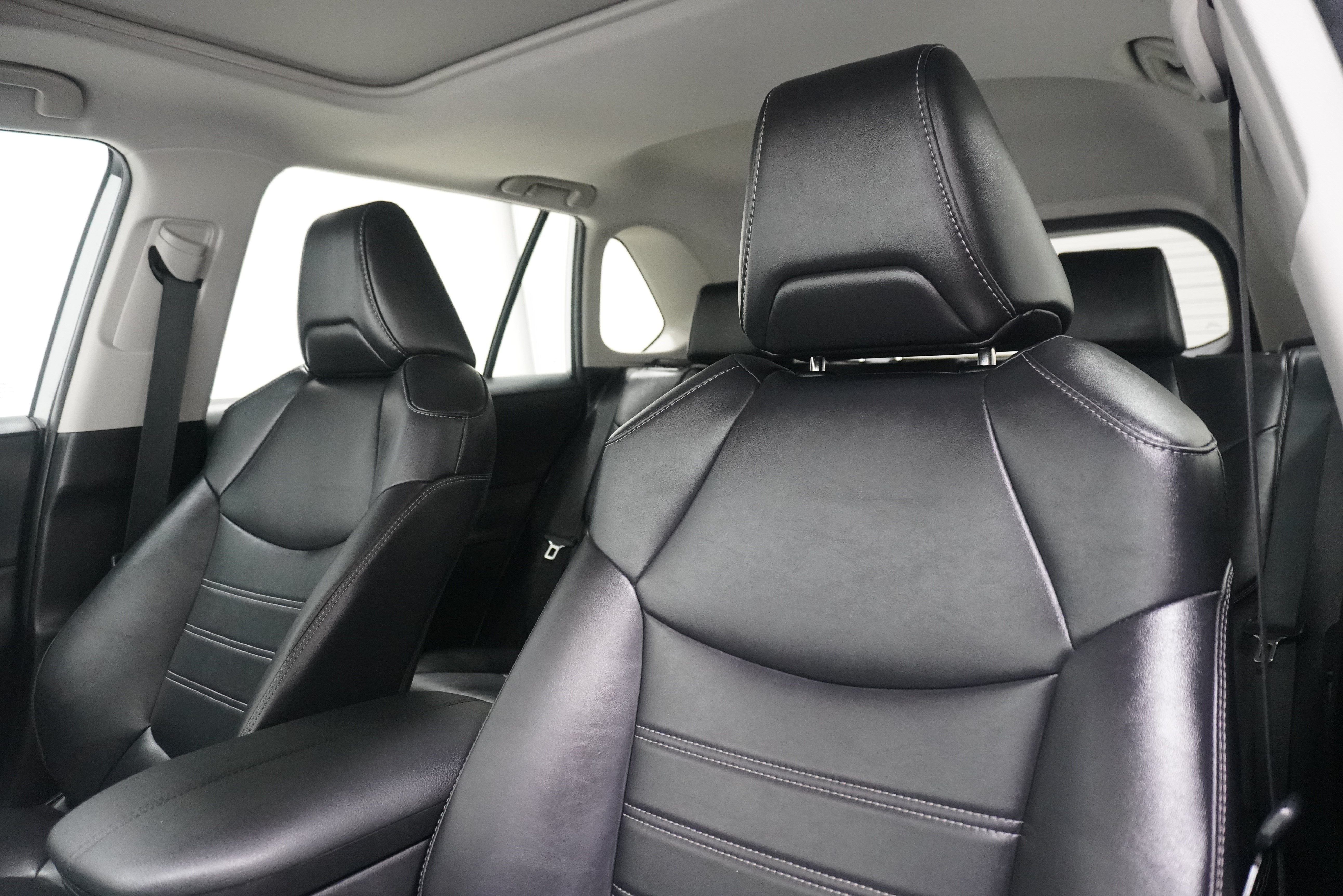 Used 2021 Toyota RAV4 XLE Premium FWD image 11