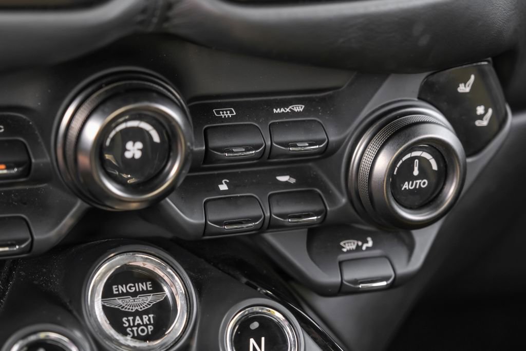 Used 2020 Aston Martin V8 Vantage Coupe RWD image 28