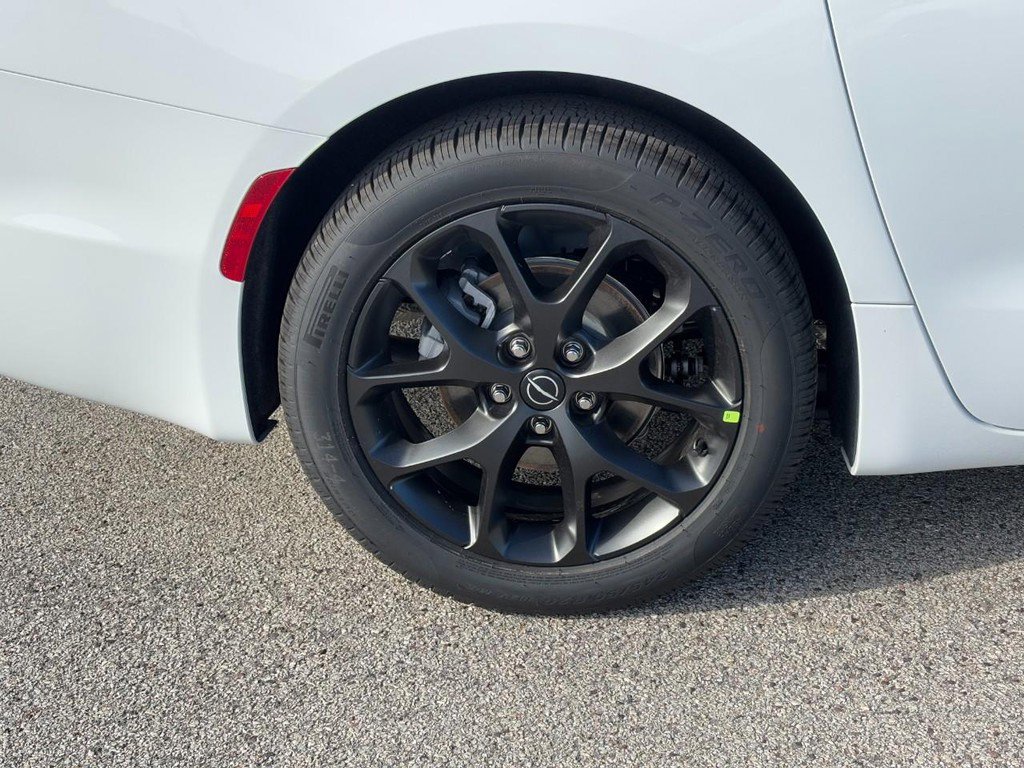 New 2026 Chrysler Pacifica Limited w/ S Appearance Package image 5