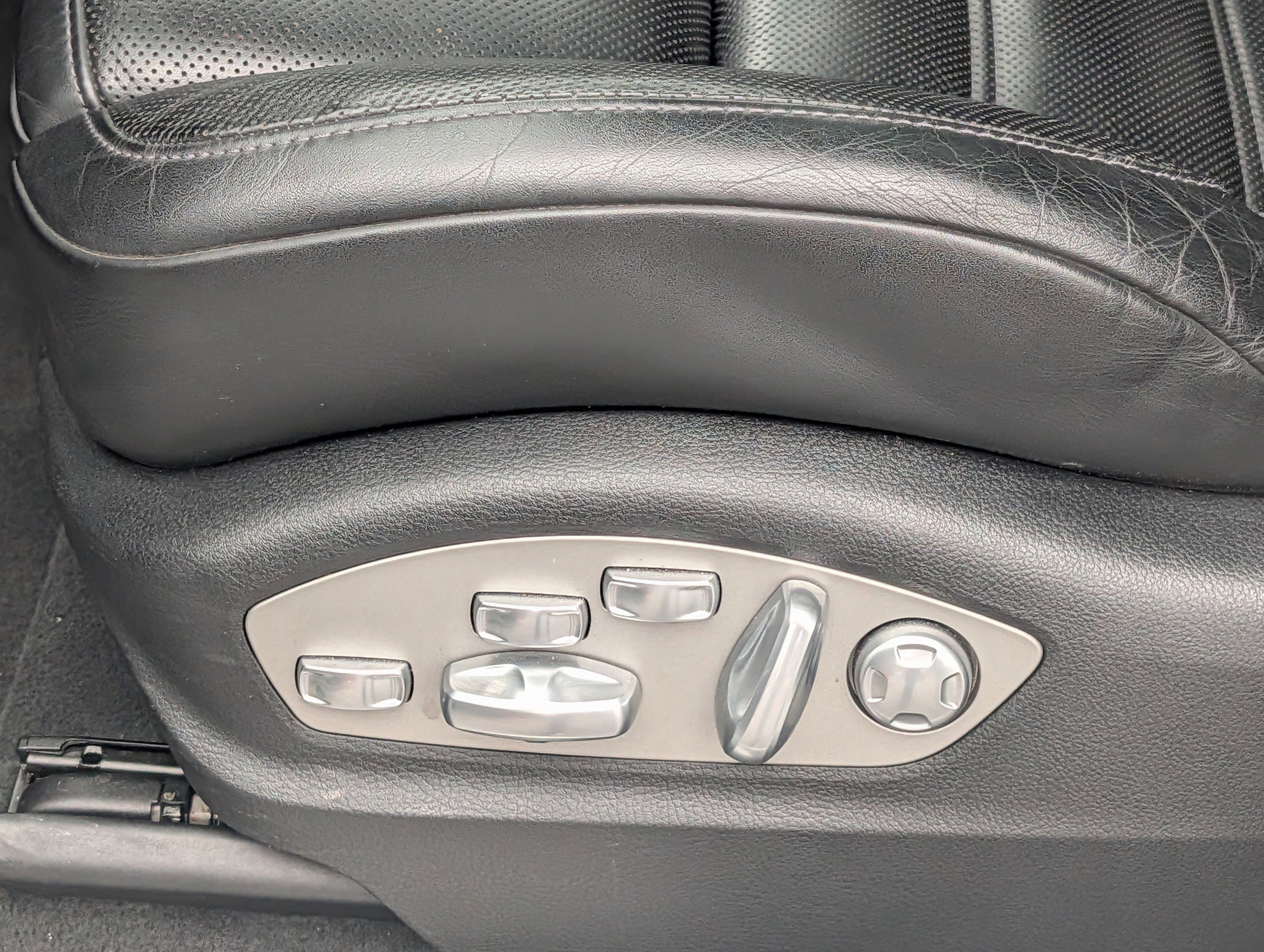 Used 2018 Porsche Macan Turbo w/ Premium Package Plus image 27