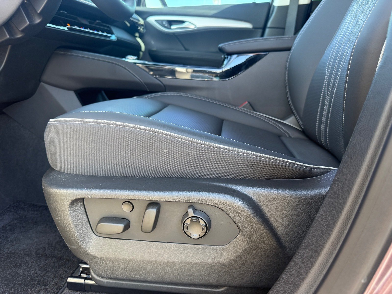 Used 2025 Buick Envision Avenir AWD/4WD image 10
