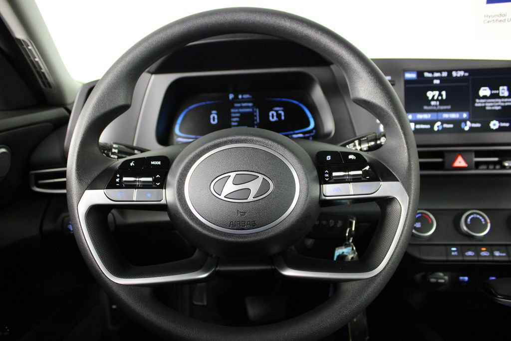 Certified 2025 Hyundai Elantra SE image 23