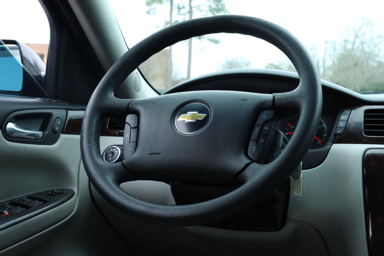 Used 2016 Chevrolet Impala LT w/ LT Sunroof Package FWD image 9