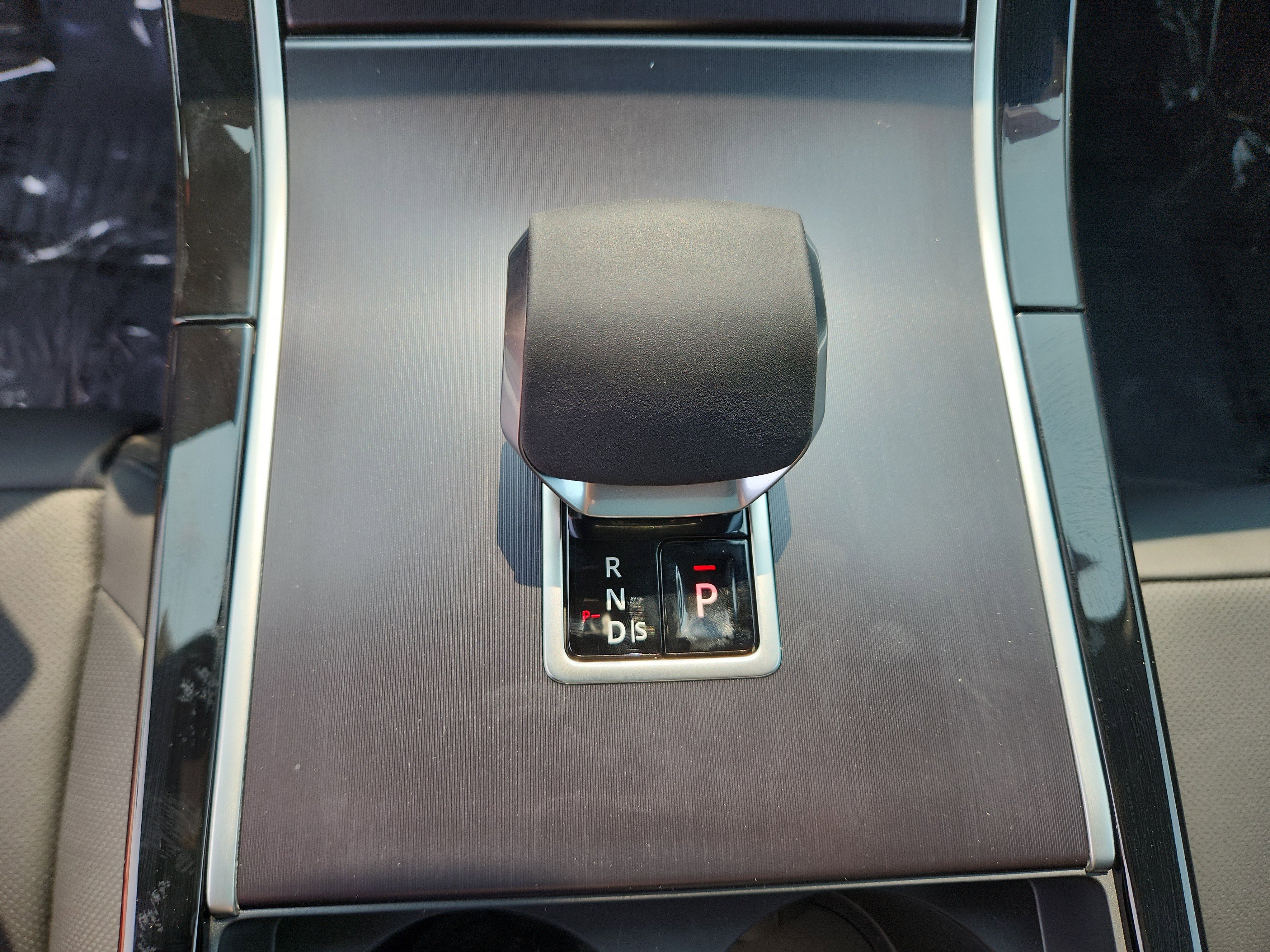 Used 2026 Land Rover Range Rover Velar Dynamic SE image 16