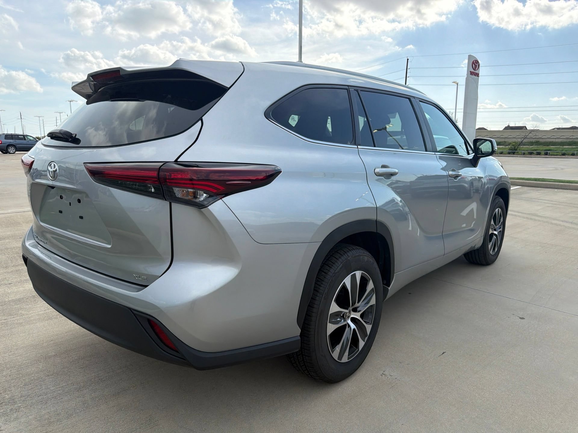 Used 2025 Toyota Highlander XLE FWD image 3