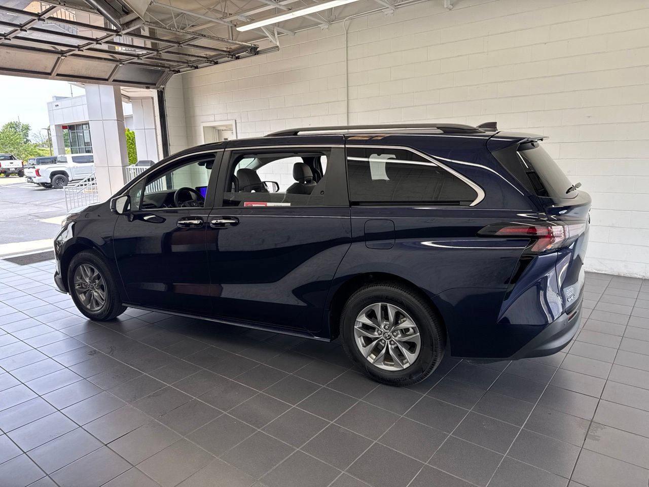Used 2026 Toyota Sienna XLE FWD image 5