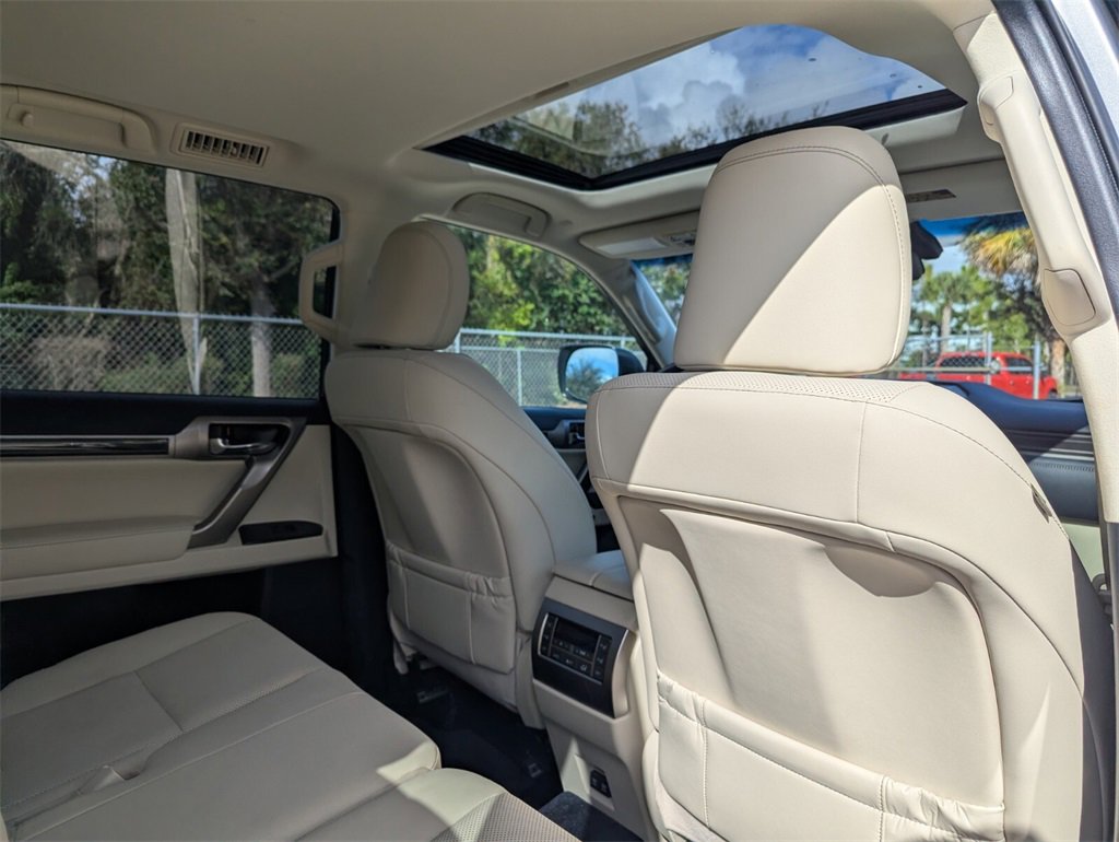 Used 2020 Lexus GX 460 Premium w/ Premium Package image 16
