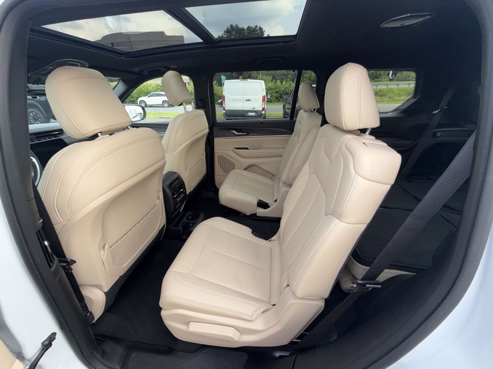 Used 2024 Jeep Grand Cherokee L Limited w/ Luxury Tech Group II AWD/4WD image 25