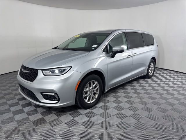 Used 2023 Chrysler Pacifica Touring-L image 7