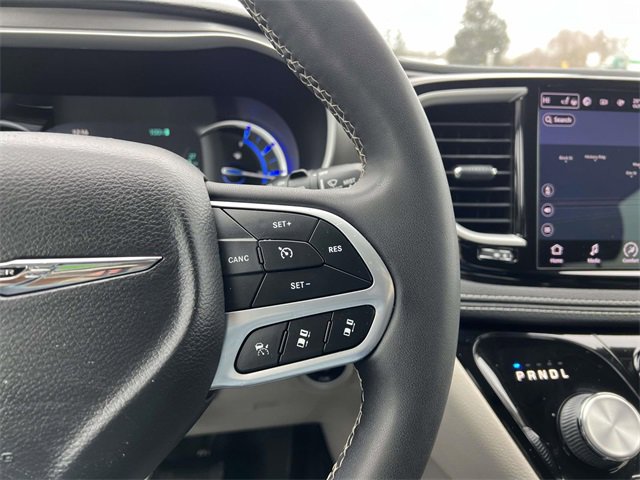 Certified 2022 Chrysler Pacifica Touring-L w/ Uconnect Theater Family Group image 18