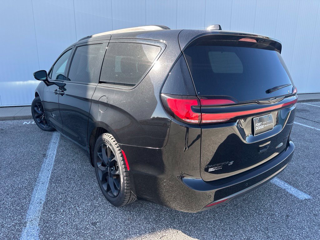 Used 2025 Chrysler Pacifica Limited FWD image 5
