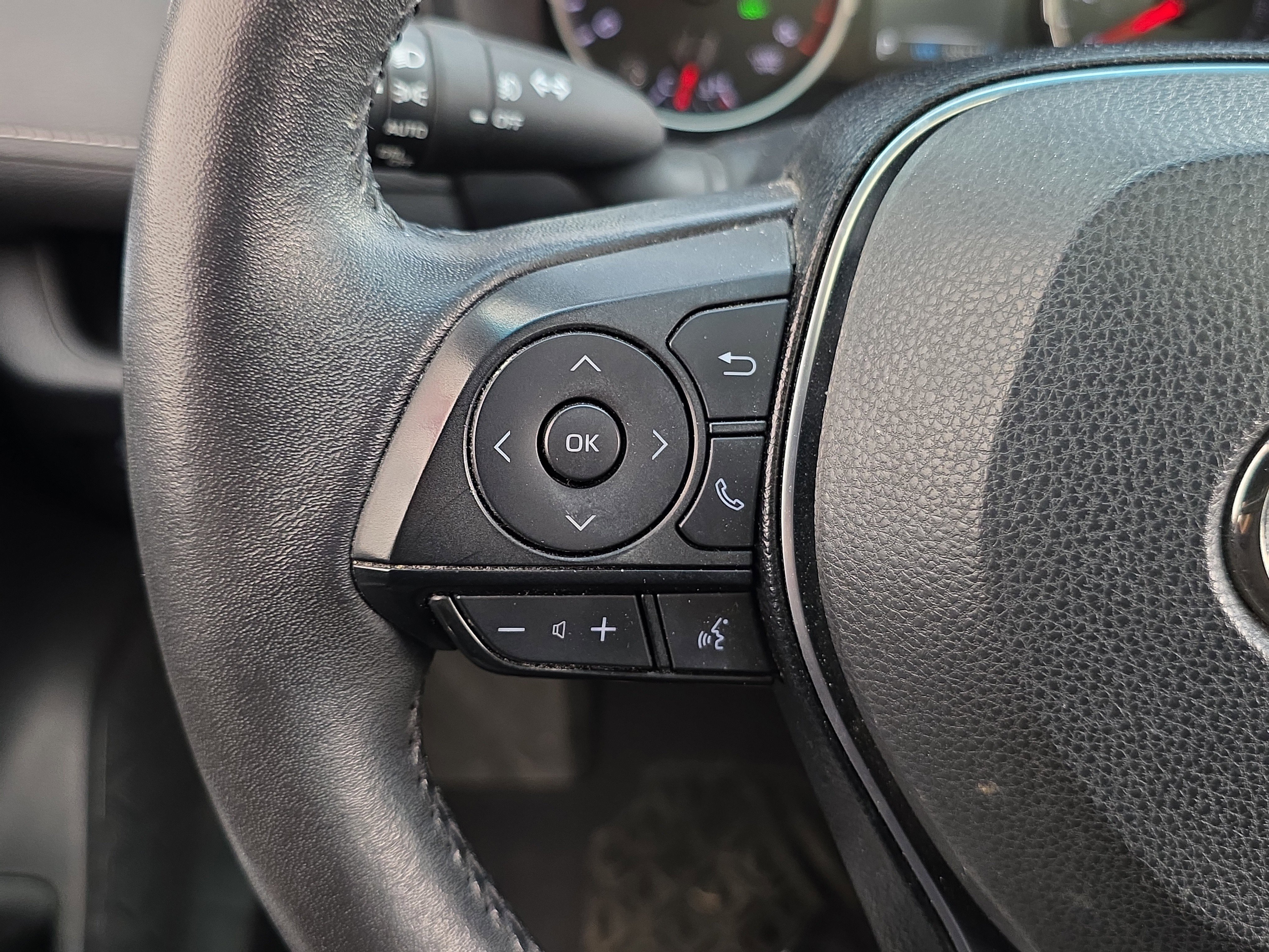 Used 2020 Toyota RAV4 XLE Premium image 18