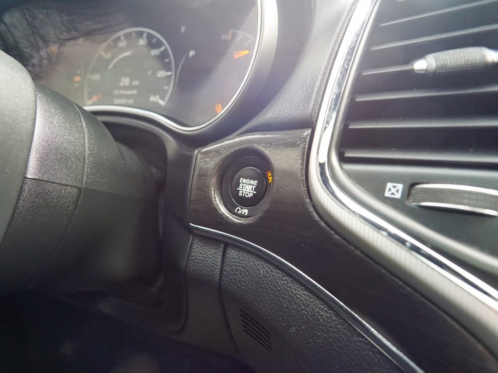 Used 2018 Jeep Grand Cherokee Limited image 25