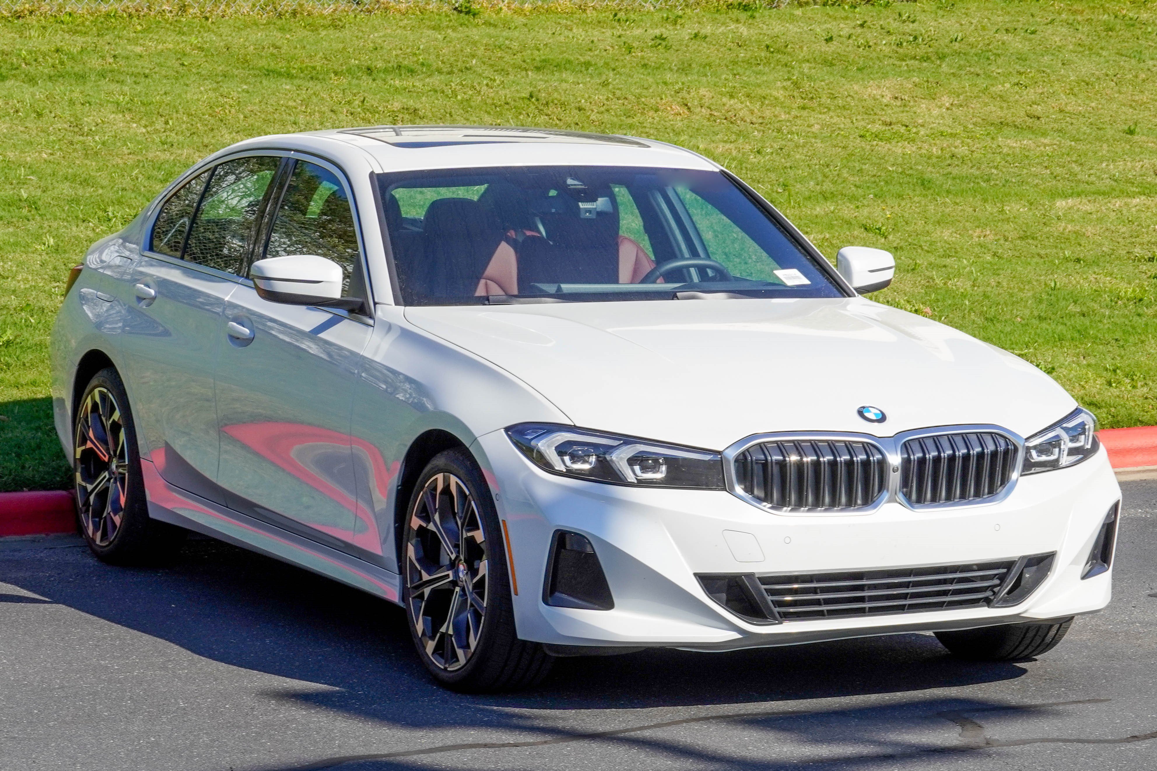 Certified 2025 BMW 330i Sedan RWD image 2