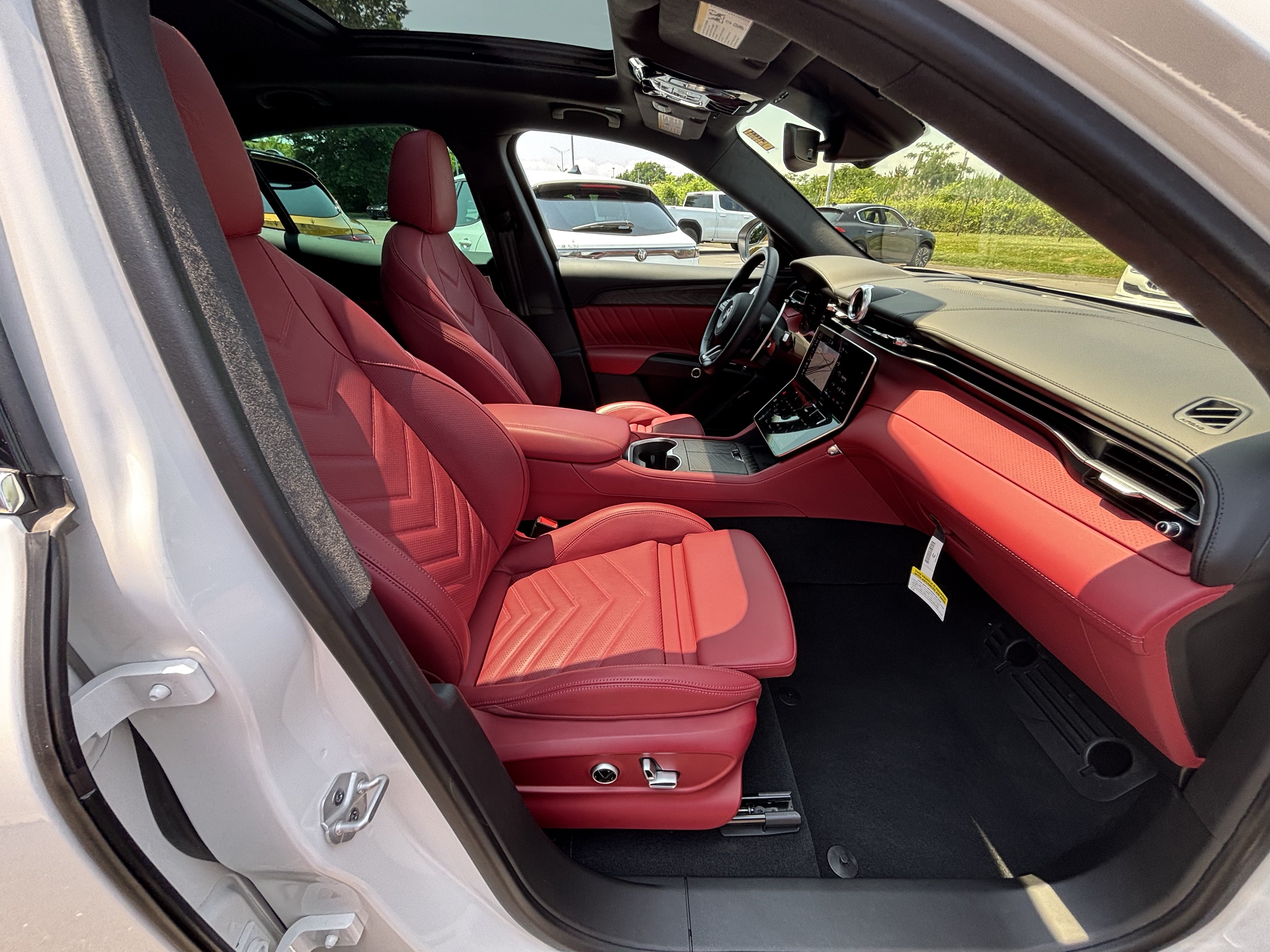 Used 2025 Maserati Grecale Folgore AWD/4WD image 31