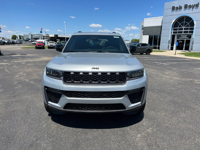 New 2026 Jeep Grand Cherokee Limited w/ Limited Altitude Package AWD/4WD image 2