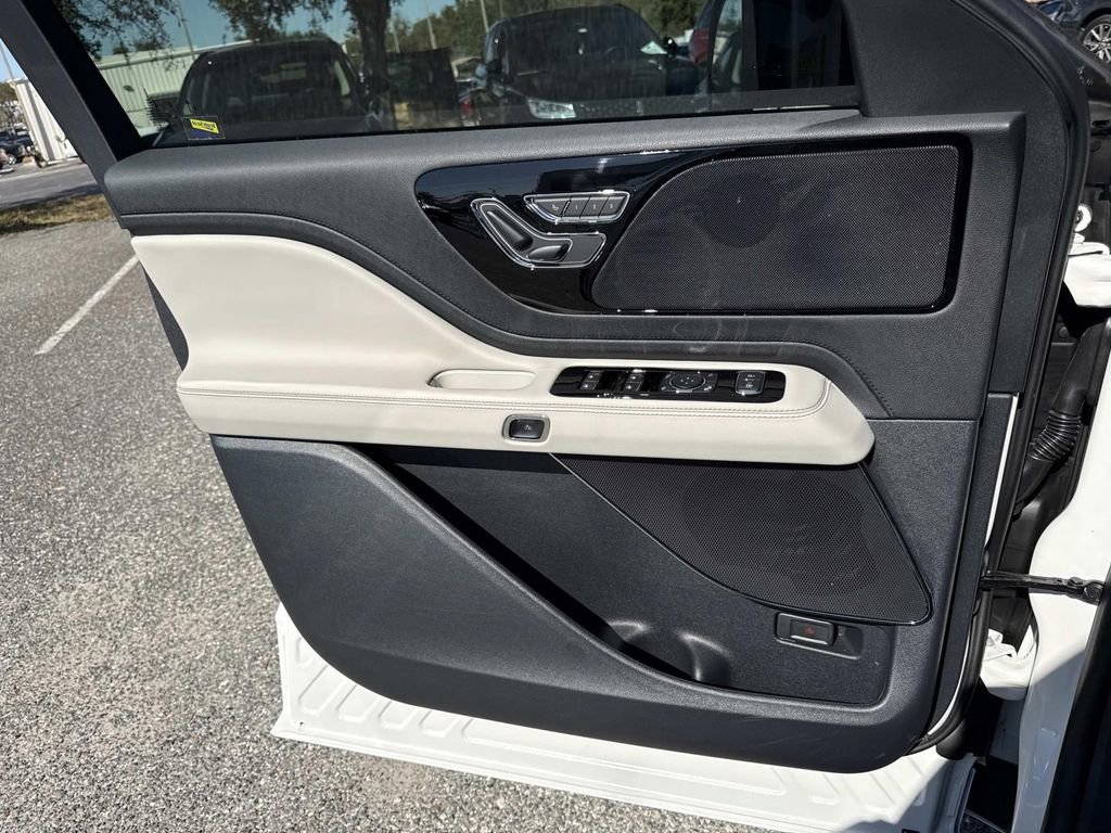 New 2026 Lincoln Aviator 2WD w/ Jet Appearance Package image 19