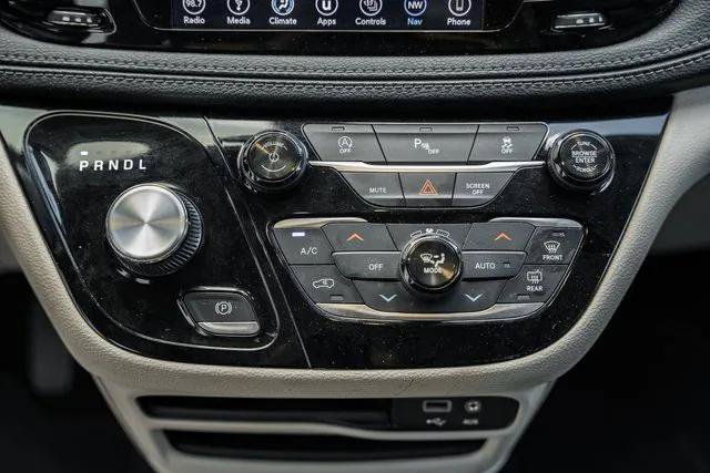 Certified 2019 Chrysler Pacifica Limited FWD image 28