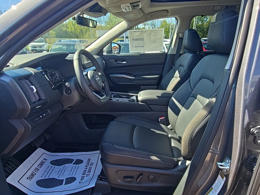 New 2025 Nissan Pathfinder SL image 10