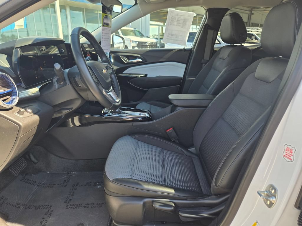 Used 2025 Chevrolet Trax LT w/ LT Convenience Package FWD image 11
